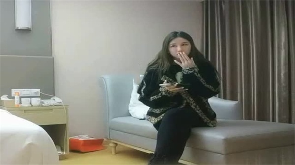 利哥探花 极品漂亮小姐姐被大鸡巴小伙干到嫩穴裂开